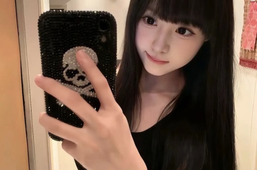 当年她因败坏印小天而走红得以嫁给大导演多年过去现状如何？