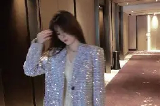 周震南父亲三度成老赖儿子同天代言高端品牌网友：有钱但不还